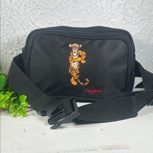 Walt Disney World Tigger Fanny Pack Hip Bag Crossbody Pouch Embroidered Tigger